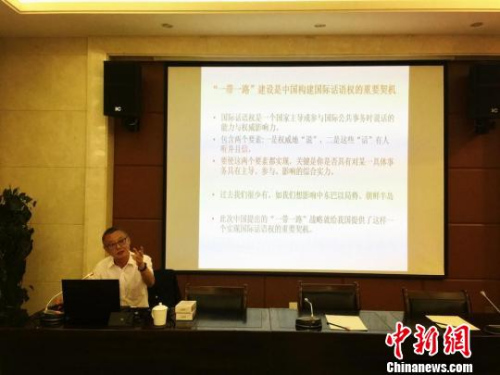 圖為蘭州大學(xué)新聞與傳播學(xué)院教授李惠民授課。　史靜靜　攝