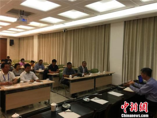 共有來自五大洲十六個國家和地區(qū)的二十家華文媒體高層參加此次培訓(xùn)。 圖為研修班現(xiàn)場?！∈缝o靜　攝