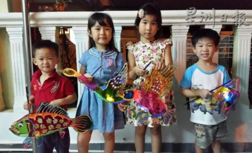 孫兒孫女們提著外公制作的燈籠樂滋滋游街去，讓燈籠伯伯仿佛看見當(dāng)年女兒們提燈籠炫耀的神氣樣子。