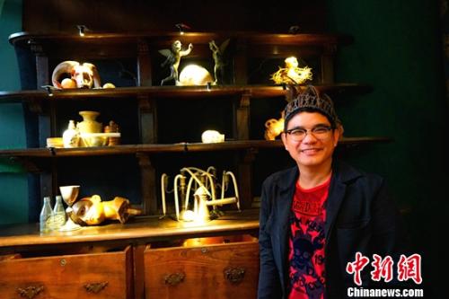 在馬尼拉馬卡蒂阿亞拉博物館一間玻璃陽光房，一個持續(xù)了十天的“在陽光下(A PLACE IN THE SUN)”油畫展9月6日晚落幕。 關(guān)向東 攝