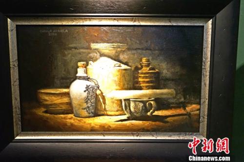 菲律賓畫家DANILO ARRIOLA 油畫作品中國陶瓷和蠟燭。 關(guān)向東 攝