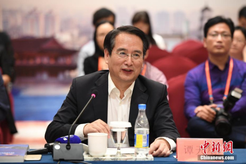 9月10日，第九屆世界華文傳媒論壇——“一帶一路”中的華文媒體分論壇在福州舉行，多位學(xué)者及海外華文媒體代表在論壇上分享觀點(diǎn)，提出問題。圖為國務(wù)院僑務(wù)辦公室副主任譚天星總結(jié)發(fā)言。<a target='_blank' >中新社</a>記者 崔楠 攝