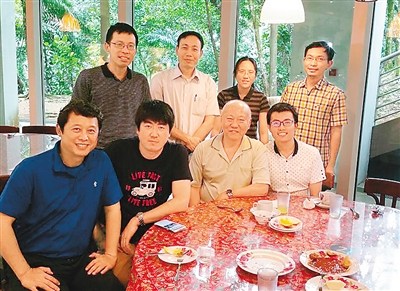 林杰(前排右一)來到新加坡，結(jié)識了來自各個(gè)國家的留學(xué)生。他們一同搞研究、做項(xiàng)目，結(jié)下了深厚的友誼。 　　圖為林杰及同項(xiàng)目組成員送別韓國同學(xué)(前排左二)離開學(xué)校。