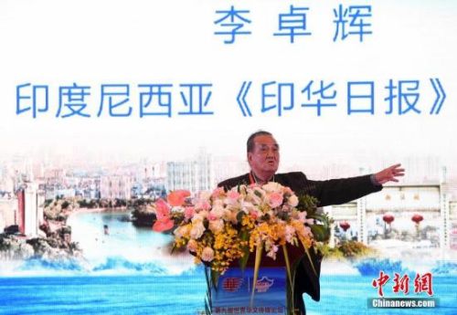 9月11日，第九屆世界華文傳媒論壇繼續(xù)在福州舉行，多位與會(huì)代表在大會(huì)上發(fā)言，分享自己的經(jīng)歷與見(jiàn)解。圖為印度尼西亞《印華日?qǐng)?bào)》總編輯李卓輝發(fā)言。<a target='_blank' >中新社</a>記者 張斌 攝
