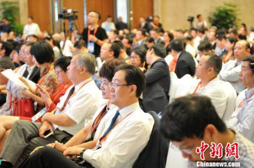 河北省人民政府外事辦公室主任劉曉軍、石家莊市副市長孟祥紅在福州參加第九屆世界華文傳媒論壇?！⌒す饷?攝