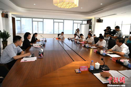 9月10日下午，國務(wù)院僑務(wù)辦公室主任裘援平赴福建“僑夢苑”調(diào)研，考察“僑夢苑”建設(shè)情況，走訪了數(shù)字福建（長樂）產(chǎn)業(yè)園濱海新城等園區(qū)，并與相關(guān)負(fù)責(zé)人座談。圖為裘援平主任與福建省及福州市相關(guān)負(fù)責(zé)人座談。 <a target='_blank' >中新社</a>記者 王東明 攝