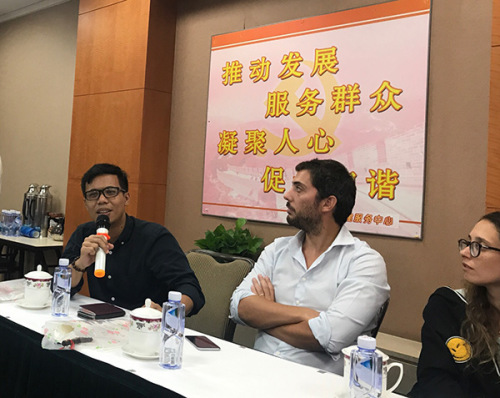 菲律賓學(xué)者菲利普·文森特·阿萊格里在座談會(huì)上提問 菲律賓學(xué)者菲利普·文森特·阿萊格里在座談會(huì)上提問