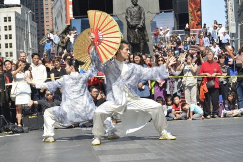 太極表演亮相時(shí)報(bào)廣場，贏得陣陣掌聲。(美國《世界日報(bào)》/俞姝含 攝)