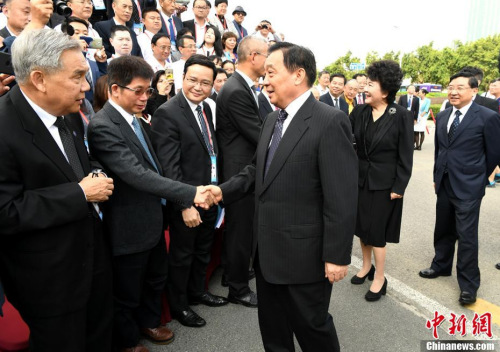 9月10日，第九屆世界華文傳媒論壇在福州開幕。全國(guó)人大常委會(huì)副委員長(zhǎng)兼秘書長(zhǎng)王晨、國(guó)務(wù)院僑務(wù)辦公室主任裘援平、福建省省長(zhǎng)于偉國(guó)等一起會(huì)見海外華文媒體嘉賓。<a target='_blank' >中新社</a>記者 王東明 攝