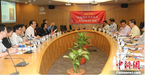 圖為許又聲在與馬華公會(huì)“一帶一路”中心負(fù)責(zé)人交流。 <a target='_blank' >中新社</a>記者 張晨翼 攝