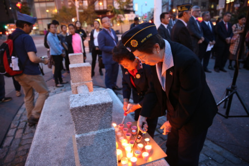 與會者點亮蠟燭，悼念9•11事件死難者。（美國《世界日報》/洪群超 攝）