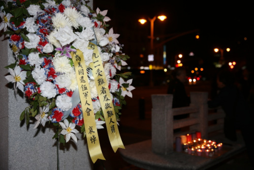 小區(qū)代表出席9•11悼念儀式，并敬獻(xiàn)花圈。（美國《世界日報》/洪群超 攝）