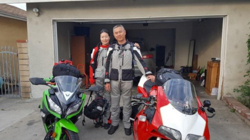 范子毅（右）和女友Disi（左）騎機車去阿拉斯加。（美國《世界日報》）