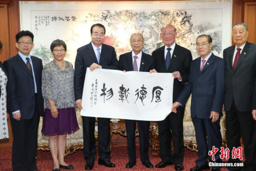 中國國務院僑務辦公室黨組書記、副主任許又聲(左三)9月12日率團訪問泰國中華總商會。<a target='_blank' >中新社</a>記者 張晨翼 攝