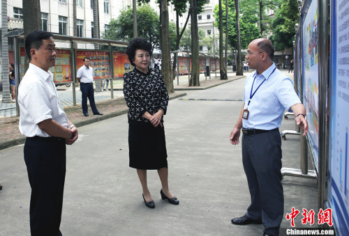裘援平希望同學(xué)們通過在中國的學(xué)習(xí)，提高中文水平，考上最想上的專業(yè)和大學(xué)。 <a target='_blank' >中新社</a>記者 翟李強 攝