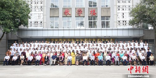 9月11日，中國國務(wù)院僑務(wù)辦公室主任裘援平赴國務(wù)院僑辦華文教育基地——廣西華僑學(xué)校調(diào)研，與東盟華裔留學(xué)生交流。 <a target='_blank' >中新社</a>記者 林浩 攝