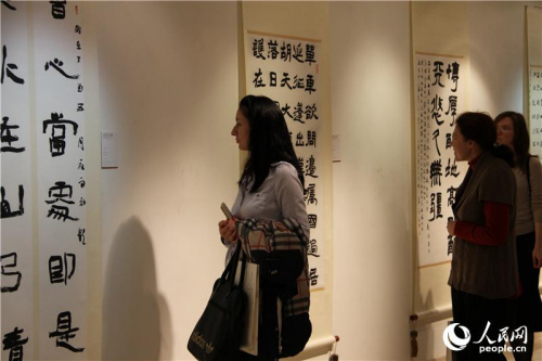 俄羅斯民眾認(rèn)真欣賞中國書法家的漢字作品(人民網(wǎng)記者 華迪 攝)