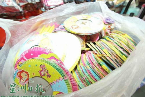 圖為去年從中國(guó)進(jìn)口的紙燈籠還有大量存貨，商家只好以舊價(jià)格售賣(mài)。（馬來(lái)西亞《星洲日?qǐng)?bào)》）