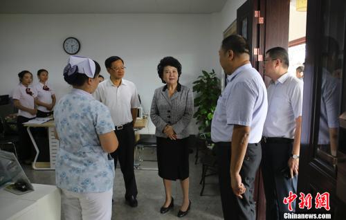 裘援平先后走訪廣西珠江啤酒有限公司、太和自在城健康養(yǎng)老基地、華僑城安置小區(qū)等地，詳細(xì)了解武鳴華僑農(nóng)場(chǎng)轉(zhuǎn)體改制以來(lái)的產(chǎn)業(yè)發(fā)展和歸僑僑眷生活情況。 <a target='_blank' >中新社</a>記者 翟李強(qiáng) 攝