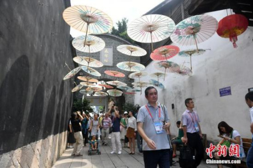 9月12日，出席第九屆世界華文傳媒論壇的嘉賓參訪福州三坊七巷。<a target='_blank' >中新社</a>記者 呂明 攝