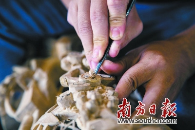 意溪鎮(zhèn)的工匠正在雕刻木雕作品。董天健 肖雄 攝