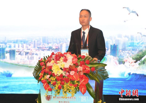 9月13日，南非《華僑新聞報》社長龍吾在論壇上作主旨演講。當日，“海上絲綢之路視野下的媽祖與海外華文傳媒”主題論壇，在媽祖故鄉(xiāng)福建莆田市舉行。<a target='_blank' >中新社</a>記者 張斌 攝