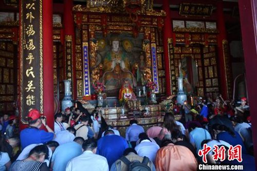 圖為嘉賓拜謁媽祖?！蚊?攝