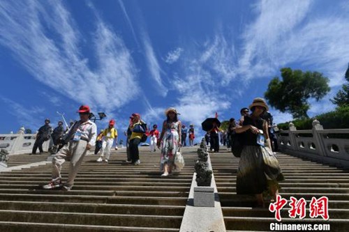 圖為嘉賓參觀天后廣場?！蚊?攝