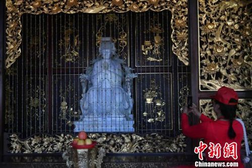 圖為翡翠媽祖像吸晴。　呂明 攝