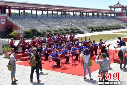 圖為十音八樂表演吸引嘉賓?！蚊?攝