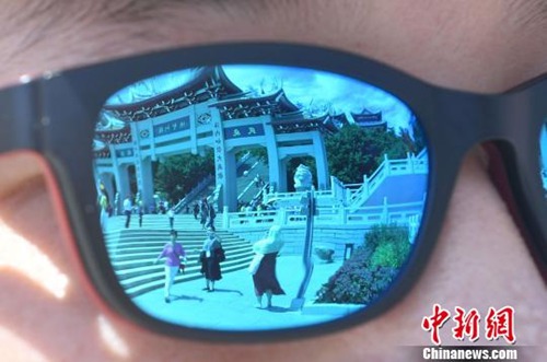 圖為嘉賓參觀天后廣場?！蚊?攝