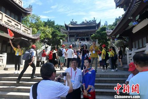 圖為嘉賓參觀媽祖祖廟?！蚊?攝