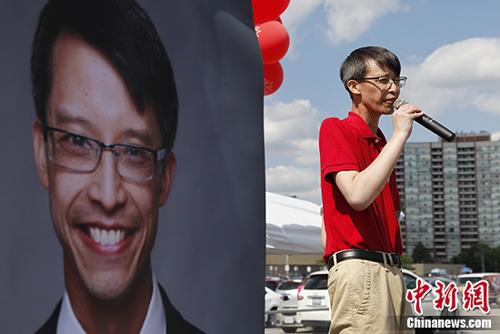 當(dāng)?shù)貢r間9月14日，罹患鼻咽癌的加拿大聯(lián)邦國會華裔議員、國會執(zhí)政黨副領(lǐng)袖陳家諾（Arnold Chan）病逝，年僅50歲。圖為2017年7月16日，陳家諾在選區(qū)為民眾舉辦聚會活動。（資料圖片） <a target='_blank' >中新社</a>記者 余瑞冬 攝