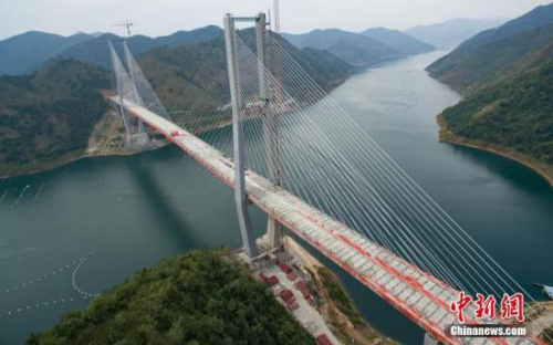 資料圖：航拍實現(xiàn)合龍的紅水河特大橋。<a target='_blank' >中新社</a>記者 賀俊怡 攝