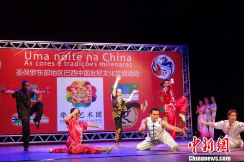 圖為16日晚圣保羅華星藝術(shù)團(tuán)巴西籍演員表演中國武術(shù)?！∧尚?攝