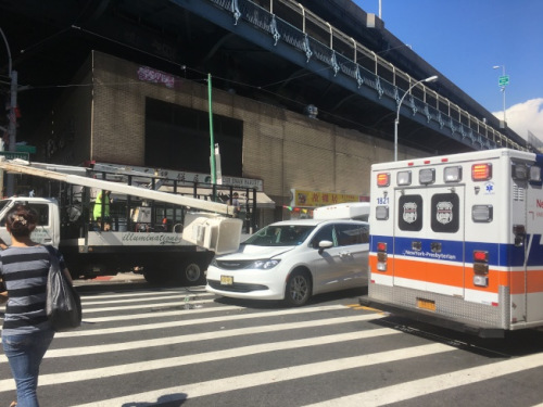 一名華裔男子15日在東百老匯大道夾科西街行駛，車子被從天而降的升降機(jī)砸中。(美國(guó)《世界日?qǐng)?bào)》/李碩 攝)