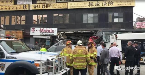 位于緬街和北方大道交界的“肯尼迪炸雞店”和T-Mobile門面被撞入損毀。(美國中文網(wǎng))