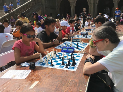 兩名年齡懸殊的棋手，在西洋棋公開賽同段位比賽中一較高下。(美國《世界日報(bào)》 李碩/攝)