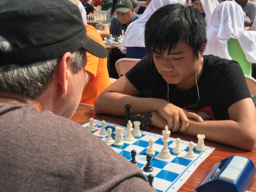 楊偉君在比賽中，與西洋棋公開賽段位高手過招。(美國《世界日報(bào)》 李碩/攝)