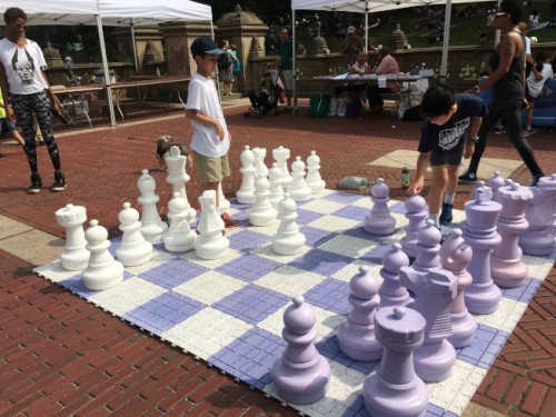 第17屆校內(nèi)西洋棋公園賽，兩名華裔男生在下棋。(美國《世界日報(bào)》 李碩/攝