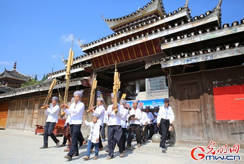 圖為侗族蘆笙隊(duì)迎客 圖為侗族蘆笙隊(duì)迎客