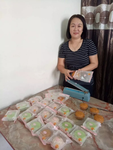 現(xiàn)年39歲的林秀瓊是一名家庭主婦，因?yàn)榘l(fā)掘烘培的興趣而尋獲商機(jī)。（馬來(lái)西亞《星洲日?qǐng)?bào)》）