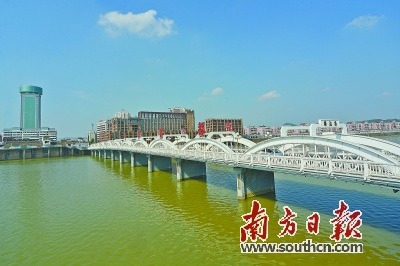  1/420世紀30年代，梅州的華人華僑掀起修橋熱潮，先后建成了梅江、錦江、梅東三座大橋。圖為梅州城區(qū)的梅江橋。