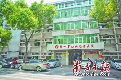  4/41985年，旅美僑胞張寬麟、李婉琴夫婦捐建“寬婉醫(yī)院”，幫助提升梅州醫(yī)療水平。