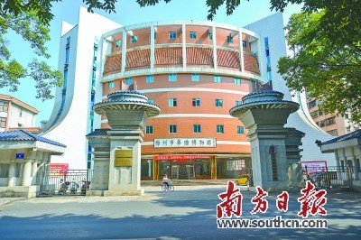  3/4梅州華僑博物館于1995年10月動工建設(shè)，1997年建成，它的建設(shè)得到了海外華僑、港澳臺同胞的大力支持。