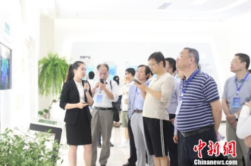 與會代表實地考察長沙市高新技術(shù)產(chǎn)業(yè)開發(fā)區(qū)。　劉著之 攝