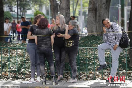 從大樓內(nèi)疏散出來的民眾，臉上和身上都布滿灰塵。