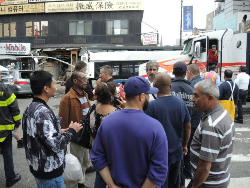 手機店華人店主高先生(左一)、法哈特(紫色衣服)等多位商鋪店主，在現(xiàn)場與相關部門人員交談。(美國《世界日報》/朱蕾 攝)