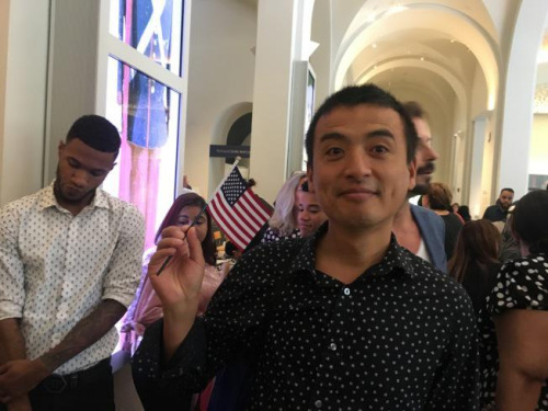李先生18日成為美國公民，并打算去旅游，體驗不一樣的生活。(美國《世界日報》 陳小寧/攝)