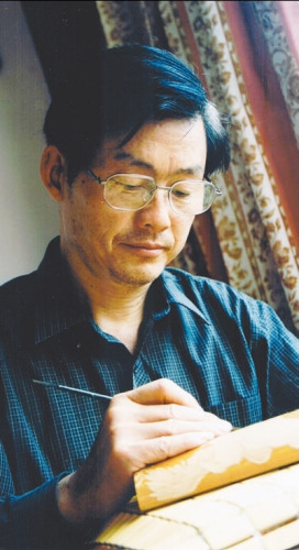 常州留青竹刻國家級代表性傳承人徐秉方正在進行留青竹刻創(chuàng)作。 　　資料圖片